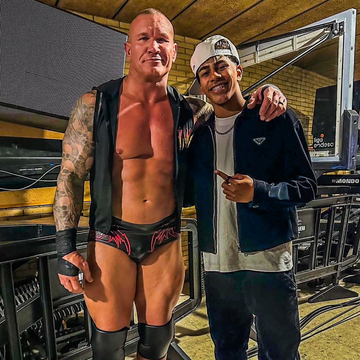 小心RKO！亞馬爾現(xiàn)場觀戰(zhàn)WWE，和奧爾頓、Triple H等合影