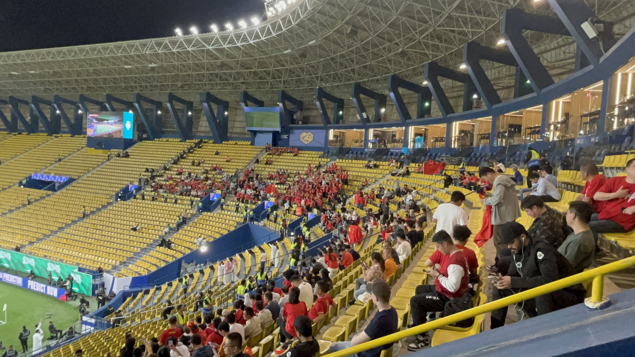 球票已售罄！中國球迷已經(jīng)入場，坐在球場上層沙特球迷區(qū)上方