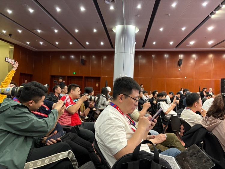 萬眾矚目！記者擠滿國足賽前新聞發(fā)布廳，賽場記者預(yù)計超300人