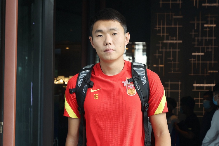 媒體人：國足征召5名邊后衛(wèi)真的有必要嗎？中場堆積眾多8號位