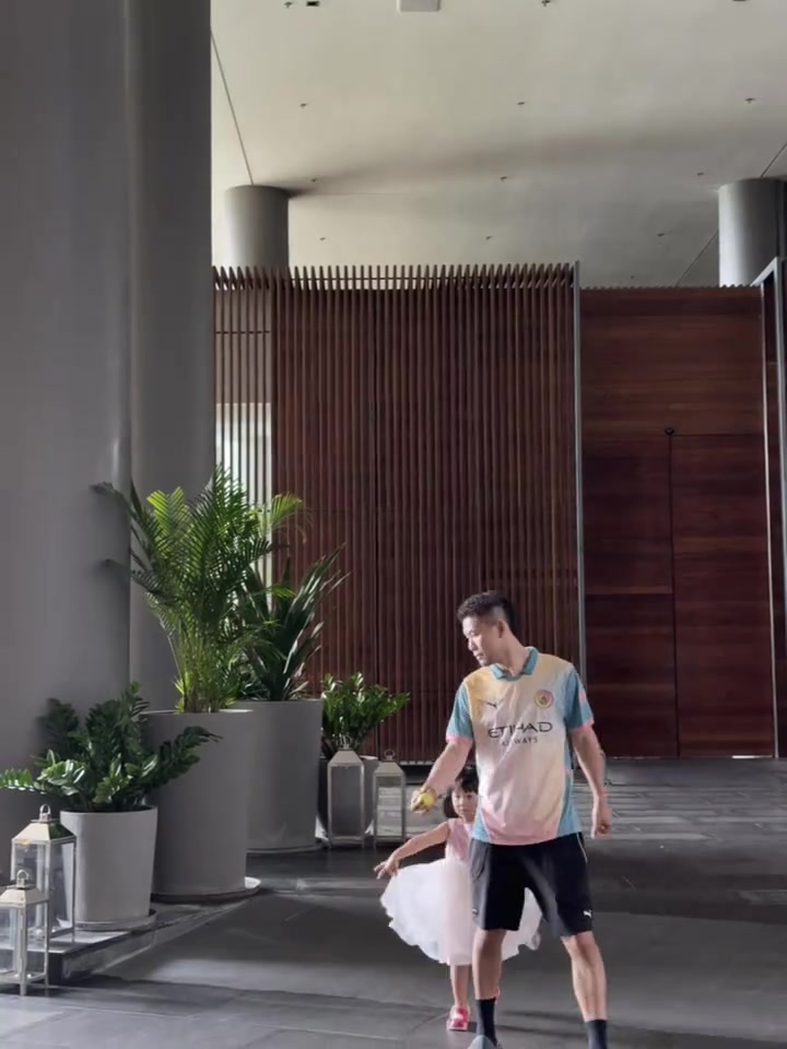 原來(lái)是曼城球迷？嫂子曬度假照，李源一身著曼城球衣帶娃